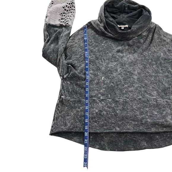 Gimmicks BKE Women Grey Acid Wash Cowl Neck Crochet Long Sleeve Sweater Sz Sm - Picture 11 of 12